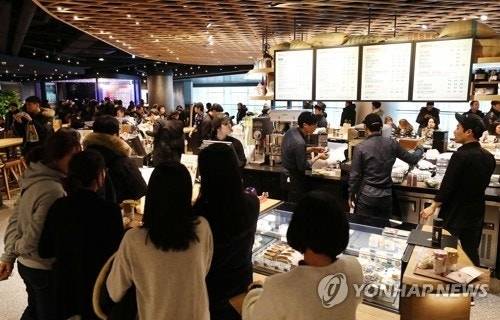 韓国のスターバックスの店内の様子。  [연합뉴스]