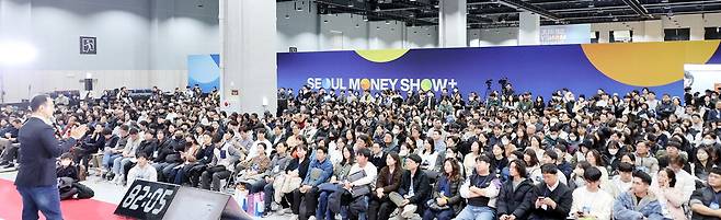 지난 29일 서울 코엑스마곡에서 열린 '서울머니쇼 플러스(+)'에서 곽상준 매트릭스투자자문 대표가 2026년을 주도할 글로벌 주식 포트폴리오에 대해 강연하고 있다.  김재훈 기자