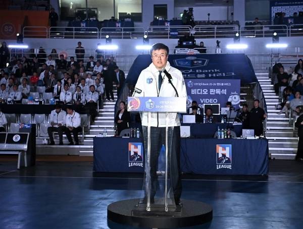 사진 신한SOL Bank 25-26 H리그 개막축사 중인 김대현 문체부2차관