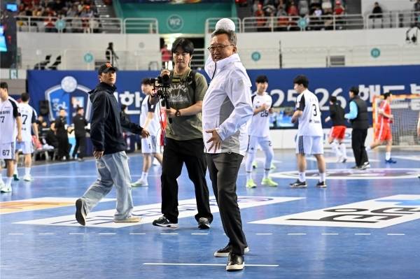 사진 정상혁 신한은행장이 신한SOL Bank 25-26 H리그 개막전 시구 중이다