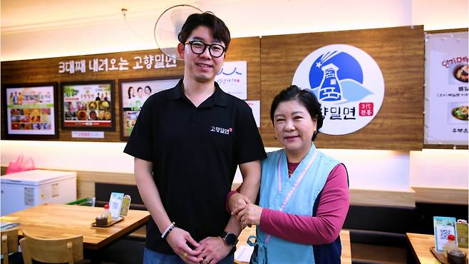 고향밀면의 이현주 2대 대표(우)와 성정환 3대 대표(좌)는 전통의 맛을 지키기 위해 가업을 이어받았다./사진=중기부 제공