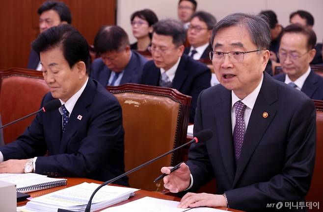 [서울=뉴시스] 조성봉 기자= 조현 외교부 장관이 28일 오전 서울 여의도 국회에서 열린 외교통일위원회 전체회의에서 의원 질의에 답변하고 있다. 2025.11.28.