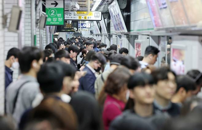 서울시 버스노조가 준법투쟁에 돌입한 지난 4월 오전 서울 영등포구 신도림역이 출근길에 나선 시민들로 붐비고 있다. / 사진 = 뉴스1
