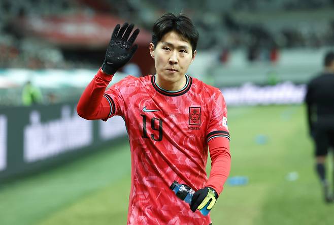 지난 18일 오후 서울 마포구 서울월드컵경기장에서 열린 축구 국가대표팀 평가전 대한민국과 가나의 경기에서 이강인이 교체되며 관중들에게 인사를 하고 있다./사진=뉴시스