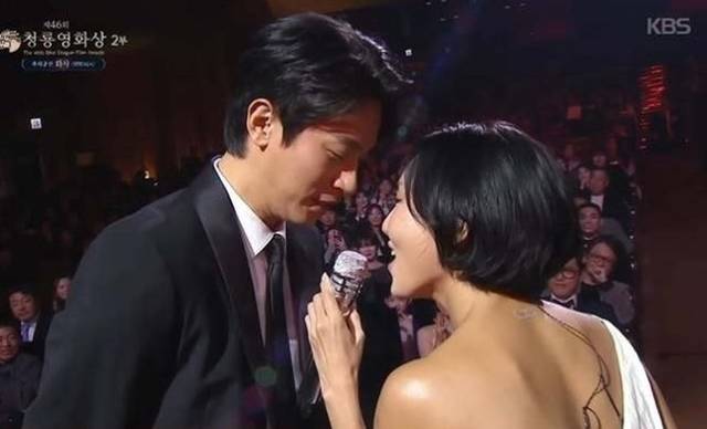 청룡영화상 축하무대에서 마주보고 있는 가수 화사(오른쪽)과 배우 박정민.