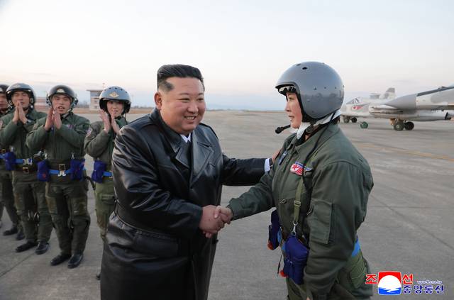 김정은 국무위원장이 딸 주애와 함께 지난 28일 제2공군사단 59길영조영웅연대 갈마비행장에서 북한 공군 창설 80주년 기념행사에 참석해 장병들을 치하하고  항공절 기념 공군 시위비행 및 기념보고대회와 기념공연을 관람했다고 조선중앙통신이 30일 보도했다.  연합뉴스