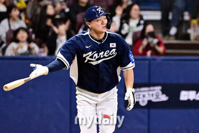 9일 오후 서울 구로구 고척스카이돔에서 진행된 '2025 NAVER K-BASEBALL SERIES' 대한민국-체코와의 평가전 경기.대한민국 이재원이 9회말 무사 1루에서 대타로 등장해 투런 홈런을 때린 뒤 기뻐하고 있다./마이데일리