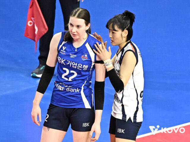 킨켈라(왼쪽)와 대화하는 임명옥./KOVO