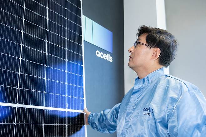 김성환 환경부 장관이 지난 9월 11일 경기 성남시 한화미래기술연구소를 방문해 태양광 패널을 살펴보고 있다. 2025.9.11 [환경부 제공]