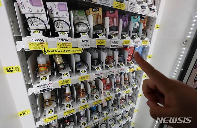 [서울=뉴시스] 김근수 기자 = 서울 시내의 한 전자담배 가게에서 액상 담배를 판매하고 있다. 2024.05.13. ks@newsis.com
