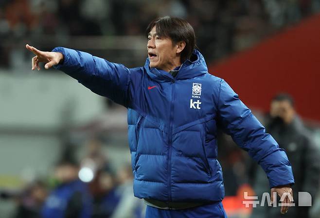 [서울=뉴시스] 황준선 기자 = 지난 18일 오후 서울 마포구 서울월드컵경기장에서 열린 축구 국가대표팀 평가전 대한민국과 가나의 경기, 전반 한국 홍명보 감독이 작전을 지시하고 있다. 2025.11.18. hwang@newsis.com