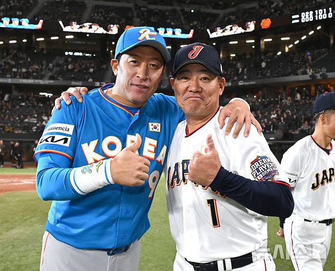 [키타히로시마=뉴시스] 사진공동취재단 = 30일 오후(현지 시간) 일본 홋카이도 키타히로시마시 에스콘필드 홋카이도에서 열린 '한일 드림 플레이어즈 게임'에서 7-1로 승리를 거둔 한국 이병규가 일본 후쿠도메와 기념촬영을 하고 있다.이 게임은 한국과 일본 프로야구를 대표했던 스타들이 총 출동해 양국의 우정을 이어가는 경기다. 2025.11.30. photo@newsis.com