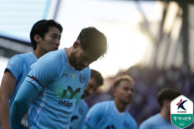 [서울=뉴시스]강등으로 고개숙인 대구 세징야. (사진=한국프로축구연맹 제공)