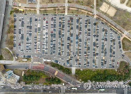 봄꽃축제 열린 여의도, 차량 가득한 주차장 (서울=연합뉴스) 신현우 기자 = 9일 여의도 봄꽃 축제가 열리고 있는 서울 여의도 윤중로 인근 한강공원 주차장에 차량이 주차돼 있다. 2025.4.9 nowwego@yna.co.kr
