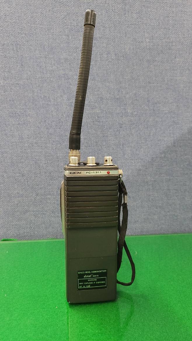 김 경감 사무실 책상에 놓여있는 무전기. 김장수 경감 제공