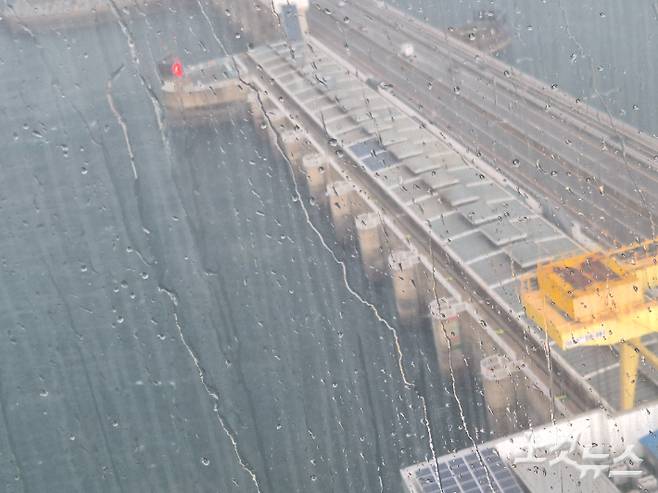 전망대에서 바라본 시화호조력발전소 발전기 모습. 바다(왼쪽)와 호수(오른쪽)를 사이에 두고 방조제를 따라 총 10기의 수차발전기가 설치돼 전력을 생산한다. 최서윤 기자