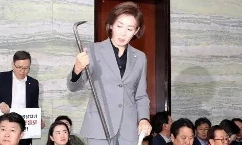 ▲2019년 4월26일 당시 나경원 자유한국당 원내대표가 국회 본관에서 열린 의원총회에서 국회 경위들이 사용했던 쇠지렛대(빠루)를 들어 보이고 있다. ⓒ연합뉴스