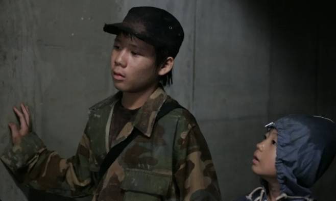 영화 ‘괴물’ 스틸컷. 이재응과 동생이 지하 공간에 숨은 장면.