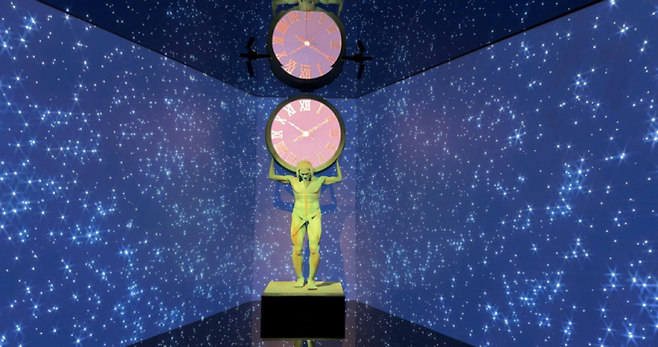 서울 잠실 티파니 팝업전 ‘With Love, Seoul’ 현장. 별빛이 쏟아지는 듯한 디지털 공간에 설치된 ‘아틀라스(Atlas)’ 조형물이 전시의 첫 테마를 상징적으로 보여준다.