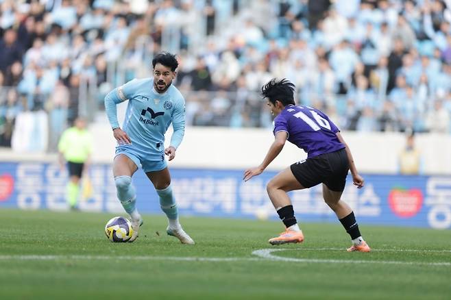 대구FC 세징야가 30일 대구 iM뱅크파크에서 열린 2025 K리그1 최종 38라운드 안양FC와의 홈 경기에서 드리블하고 있다. K리그 제공