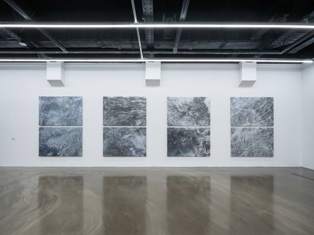 한국 윤항로 작가의 ‘얕은 물' 연작. 작가는 평창동 예술창작실과 부암동의 집을 3개월간 오가며 마주한 물길과 일렁이는 빛을 회화로 표현했다. 사진 제공=아르코