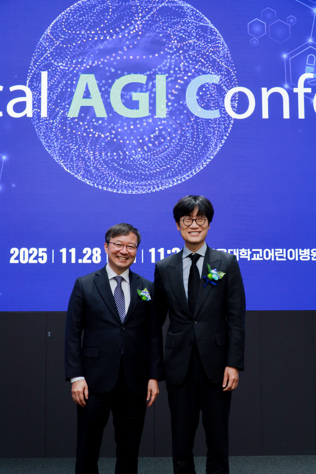 김영태(왼쪽) 서울대학교병원장과 이해진 네이버 이사회 의장이 28일 서울시 종로구 서울대학교병원에서 열린 ‘메디컬 AGI 행사’에 참석해 기념사진을 촬영하고 있다. 사진 제공=네이버