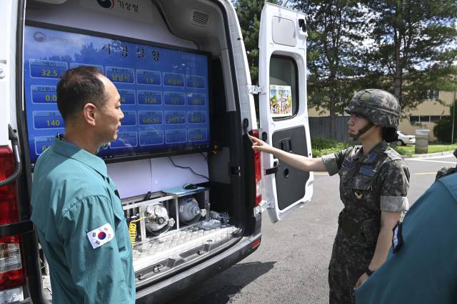 2025년 9월 한미연합훈련 ‘을지 자유의 방패(UFS)’ 연습 때 이동형 기상 장비 정비사들이 장비 설치 및 작동 점검을 실시하고 있다. 사진 제공=공군