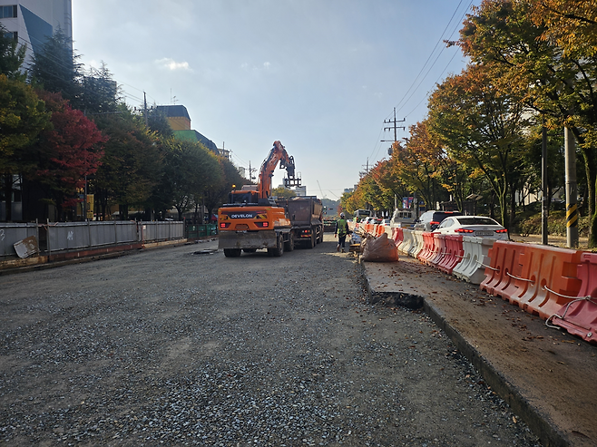 올해 10월 말, 광주도시철도 2호선 1단계 2공구의 하부 공사를 끝낸 구간에서 도로 상부를 포장하고 있다. ⓒ광주광역시