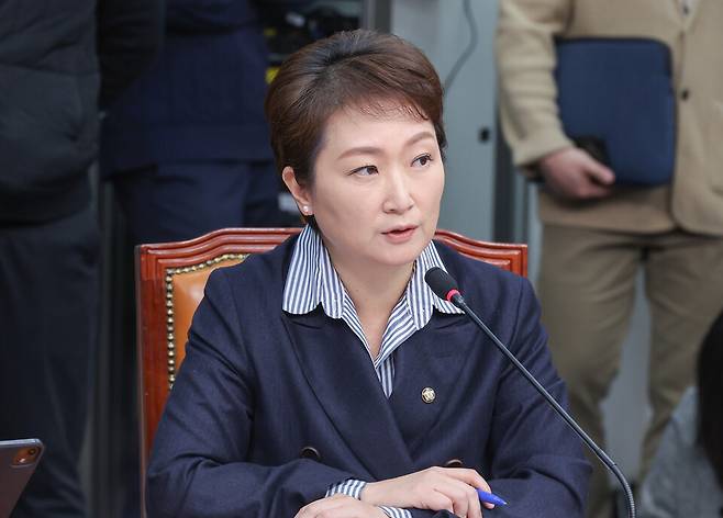 이언주 더불어민주당 최고위원이 11월24일 서울 여의도 국회에서 열린 최고위원회의에서 발언하고 있다. ⓒ연합뉴스