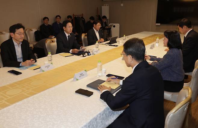 배경훈 부총리 겸 과학기술정보통신부 장관이 11월30일 서울 종로구 정부서울청사에서 열린 쿠팡 개인정보 유출 사태 관련 긴급 대책회의에서 발언하고 있다. 이날 회의에는 유재성 경찰청장 직무대행, 송경희 개인정보보호위원장, 국정원 관계자, 윤창렬 국무조정실장 등이 참석했다. ⓒ 연합뉴스