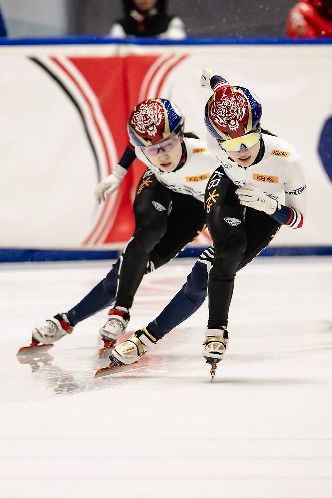 ▲ 한국 여자 쇼트트랙의 간판 최민정이 월드투어 4차 대회에서 예상 밖의 난관을 만났다. 1000m 결승 진출에 실패하며 아쉬움을 이제 주종목인 1500m 금메달로 털어야 한다. 사진에서 왼쪽. ⓒ연합뉴스