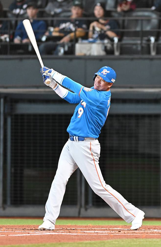 ▲ \'적토마\'가 부활했다. 이병규 LG 퓨처스팀 감독이 \'한일 드림 플레이어즈 게임 2025\'에서 2루타 2개 포함 3안타 2타점으로 대활약했다. ⓒ사진공동취재단