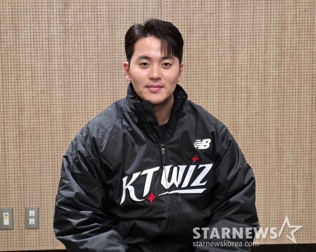 KT 한승택이 29일 수원컨벤션센터에서 열린 '2025 kt wiz 팬 페스티벌'을 앞두고 취재진과 인터뷰를 가졌다. /사진=김동윤 기자