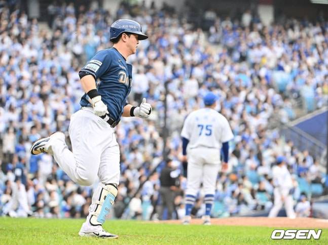 NC 김형준(왼쪽)이 2025 KBO 와일드카드 결정전 1차전에서 5회초 1점 홈런을 터트리고 있다.