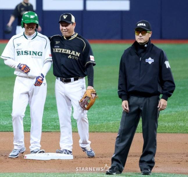 적시타를 친 이의리(왼쪽)가 양의지와 대화를 나누고 있다. /사진=강영조 선임기자