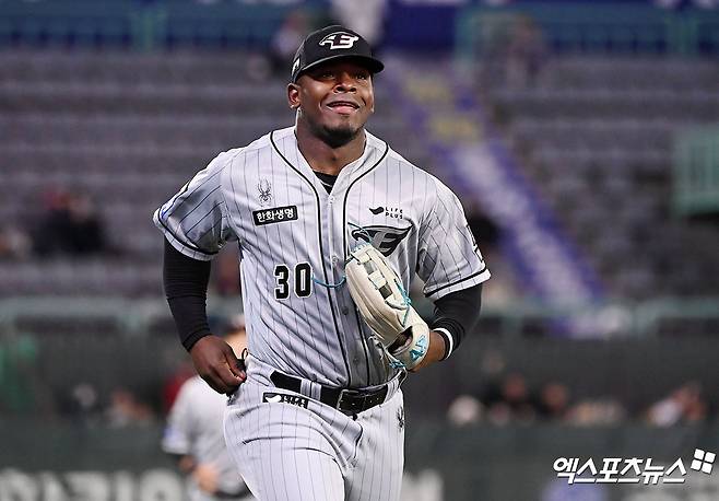 한화 이글스는 지난 29일 외국인 타자 요나단 페라자를 영입했다고 공식 발표했다. 페라자의 계약 규모는 계약금 20만 달러, 연봉 70만 달러, 옵션 10만 달러 등 총액 100만 달러 규모다. 지난 2024시즌 한화에서 활약한 뒤 재계약에 실패했으나 올해 미국 마이너리그 활약이 좋았다는 게 한화 구단 평가다. 지난해 류현진도 고개를 젓게 한 페라자의 수비가 과연 나아졌을지가 내년 활약상 관건으로 떠올랐다. 엑스포츠뉴스DB