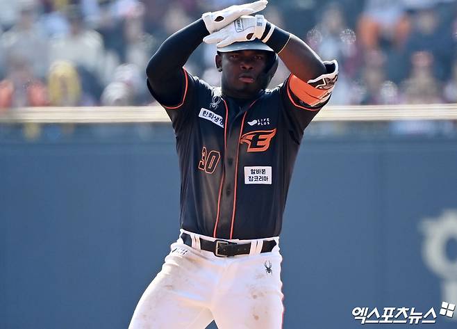 한화 이글스는 지난 29일 외국인 타자 요나단 페라자를 영입했다고 공식 발표했다. 페라자의 계약 규모는 계약금 20만 달러, 연봉 70만 달러, 옵션 10만 달러 등 총액 100만 달러 규모다. 지난 2024시즌 한화에서 활약한 뒤 재계약에 실패했으나 올해 미국 마이너리그 활약이 좋았다는 게 한화 구단 평가다. 지난해 류현진도 고개를 젓게 한 페라자의 수비가 과연 나아졌을지가 내년 활약상 관건으로 떠올랐다. 엑스포츠뉴스DB