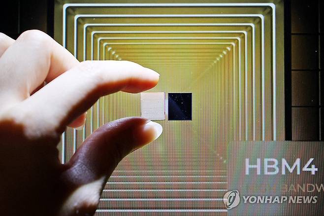 '반도체 혁신의 아이콘' SK하이닉스, HBM4 실물 공개 (서울=연합뉴스) 임화영 기자 = 22일 서울 강남구 코엑스에서 열린 '반도체대전(SEDEX) 2025'에 마련된 SK하이닉스 부스에 6세대 고대역폭 메모리인 HBM4 실물이 전시돼있다. 2025.10.22 hwayoung7@yna.co.kr