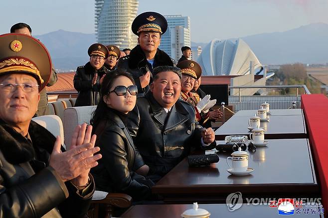 김정은, 북한 공군창설 80주년 기념행사 참석…주애 동행 (평양 조선중앙통신=연합뉴스)  김정은 국무위원장이 딸 주애와 함께 지난 28일 제2공군사단 59길영조영웅연대 갈마비행장에서 북한 공군 창설 80주년 기념행사에 참석해 장병들을 치하하고  항공절 기념 공군 시위비행 및 기념보고대회와 기념공연을 관람했다고 조선중앙통신이 30일 보도했다.  2025.11.30 
    [국내에서만 사용가능. 재배포 금지. For Use Only in the Republic of Korea. No Redistribution] nkphoto@yna.co.kr