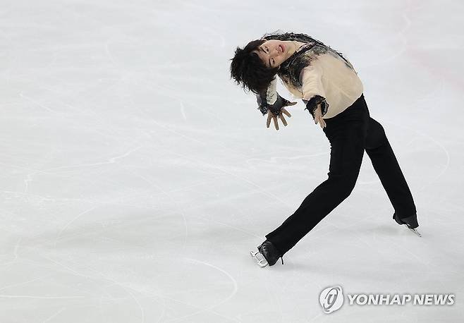 경기 펼치는 차준환 (서울=연합뉴스) 신준희 기자 = 30일 목동아이스링크에서 열린 2025 전국남녀 피겨스케이팅 회장배 랭킹대회 남자 싱글 프리스케이팅에 출전한 차준환이 경기를 펼치고 있다.
    이번 대회는 2026 밀라노·코르티나담페초 동계올림픽에 나설 대표팀 선수(남자 2명·여자 2명)를 뽑기 위한 1차 선발전이다. 2025.11.30 hama@yna.co.kr