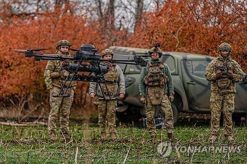 드론을 조종중인 우크라이나 군인들  [AP=연합뉴스 자료사진. 재판매 및 DB금지]