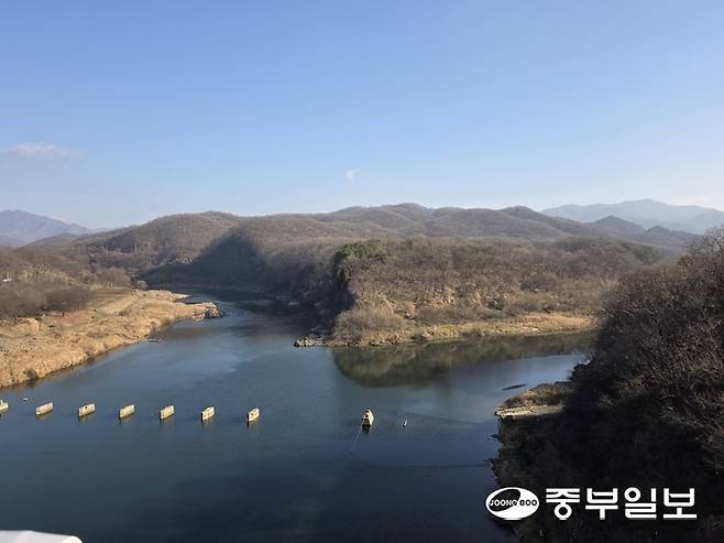 한탄강 베개용암 출렁다리 위에서 내려다본 한탄강과 베개용암 지형이 어우러진 전경. 이석중기자