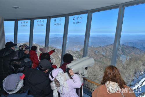 ◇화천의 관광상품인 백암산케이블카가 2022년 10월 개장됐으나 매년 적자를 면치 못하고 있다. 사진은 백암산 케이블카 전망대에서 북측의 금강산댐을 관측하는 관광객의 모습.