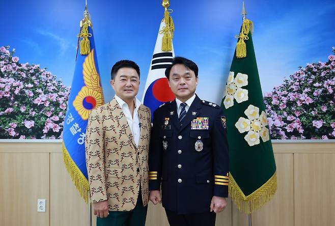 지난 11월 24일 제주경찰청 홍보대사에 위촉된 제주 출신 가수 진시몬과 제주대사범대학 부설고등학교 고교 동창생인 고평기 제주경찰청장.