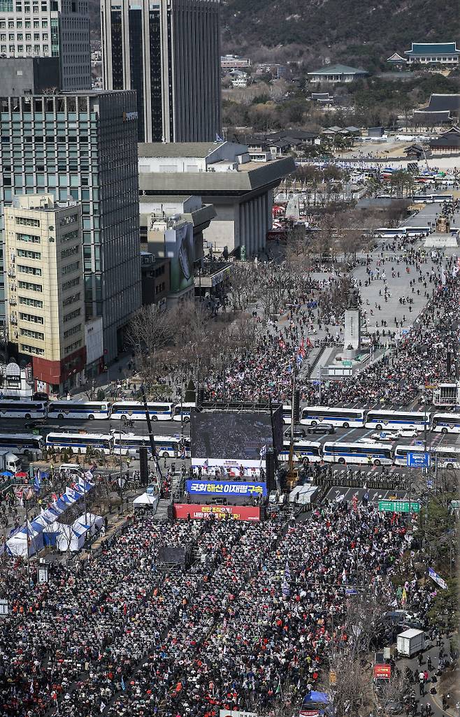 윤석열 대통령 탄핵심판의 선고를 앞둔 지난 3월 15일 서울 종로구 광화문사거리에 윤석열 대통령 탄핵 찬반 도심집회로 인한 경찰 차벽이 설치되어 있다. (사진 = 뉴시스)