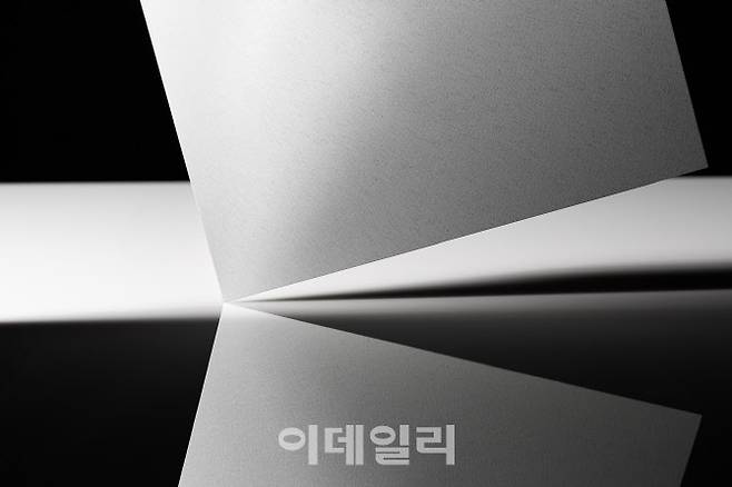 동국씨엠 ‘솔라셀 컬러강판’ 제품사진. 컬러강판이 표면에 반사되는 모습을 연출했다(사진=동국씨엠)