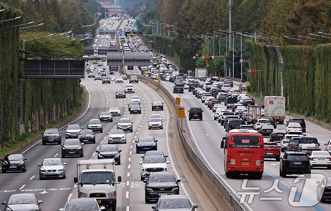 27일 보험업계에 따르면 금융감독원은 최근 손해보험사들에 운전자보험 변호사 선임비용 담보의 기초서류(약관·요율서 등)를 변경하고, 특약에 가입자 자기부담률 50%를 포함하라고 권고했다. 사진은 서울 서초구 잠원IC 인근 경부고속도로에서 차량들이 서행하고 있다. 2025.10.9/뉴스1 ⓒ News1 구윤성 기자