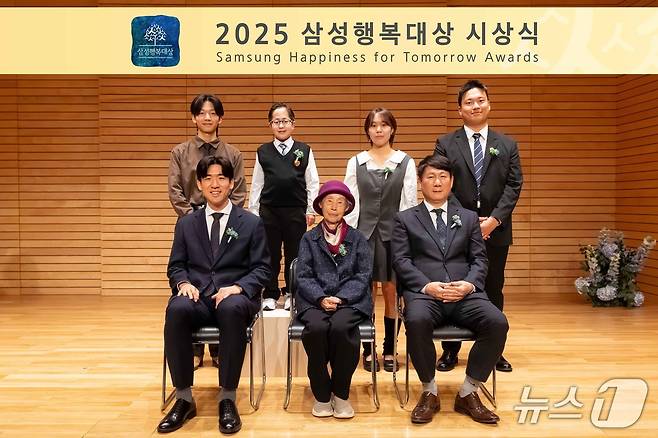 2025 삼성행복대상 수상자들이 1일 오후 3시 서울 한남동 리움미술관 강당에서 열린 시상식에서 기념 촬영을 하고 있다. (뒷줄 왼쪽부터 시계방향) 이현서(경남대 1), 박찬우(신정고 3), 길현(순천향대 2), 정연성(대구교육대 4), 조승노 서울경찰청 사이버범죄수사대 팀장, 정영선 조경가, 임정택 향기내는 사람들 대표(삼성생명공익재단 제공).