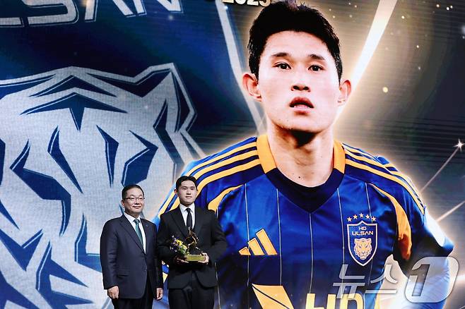 1일 오후 서울 서대문구 홍은동 스위스 그랜드호텔에서 열린 하나은행 K리그 2025대상 시상식에서 K리그1 MVP를 수상한 이동경(울산HD)이 이호성 하나은행장과 기념촬영을 하고 있다. ⓒ News1 이광호 기자