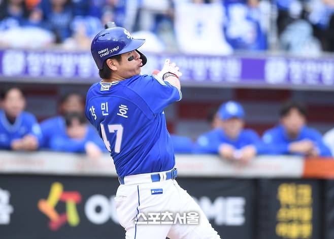 삼성 강민호가 대전 한화생명 볼파크에서 열린 2025 KBO 포스트시즌 플레이오프 1차전 한화와 경기 2회초 1사3루 희생타를 치고 있다. 대전 | 최승섭기자 thunder@sportsseoul.com